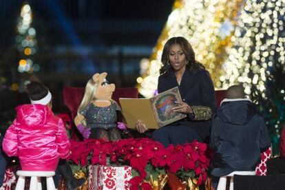 Michelle Obama y la cerdita Peggy leyendo un cuento a los más pequeños.
