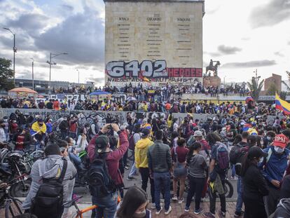 Multitud de personas, en su mayoría jóvenes, frente al monumento a los Héroes, en Bogotá.