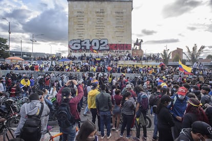 Multitud de personas, en su mayoría jóvenes frente al monumento a los Héroes en Bogotá