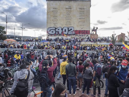 Multitud de personas, en su mayoría jóvenes frente al monumento a los Héroes en Bogotá