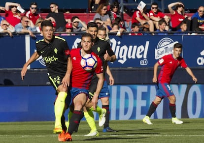 Vesga lucha por un balón ante Causic.