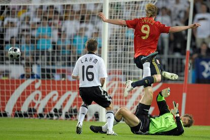 Fernando Torres supera al portero alemn, Jens Lehmann, para anotar el gol de la victoria durante la final de la Eurocopa de 2008.