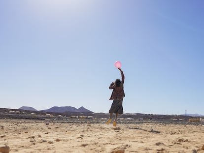 Un niño juega con un globo en el campamento de Al-Sweida para desplazados internos en Marib, Yemen.