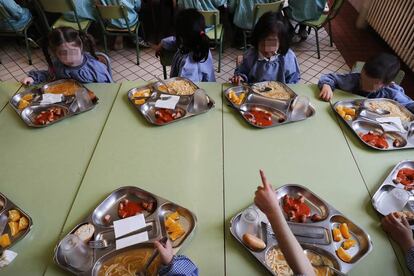 Alumnos de educación infantil, en el comedor.
