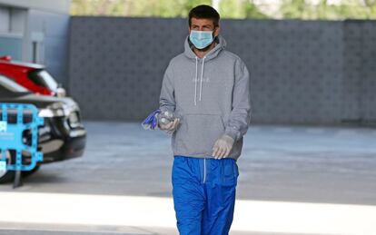 Pique accede a la ciudad deportiva del Barcelona con guantes y mascarilla.