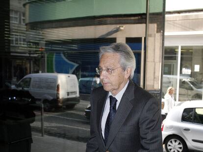 Julio Fernández Gayoso, copresidente de Novacaixagalicia, ayer antes del consejo.