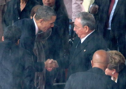 El presidente norteamericano Barack Obama y el cubano Raúl Castro se saludan durante el funeral celebrado en Johannesburgo, Sudáfrica, en memoria de Nelson Mandela en diciembre de 2013.