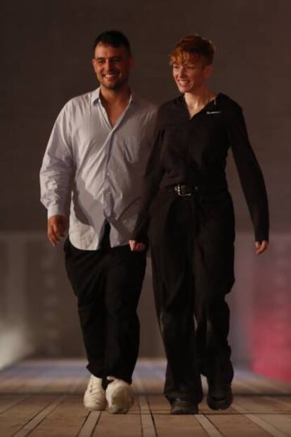 Víctor Alonso y Maria Lemus saludan al final del desfile.