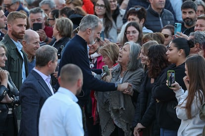 El rey Felipe VI conversa con varios vecinos este martes en Letur, durante una visita a varias poblaciones afectadas por las graves inundaciones.