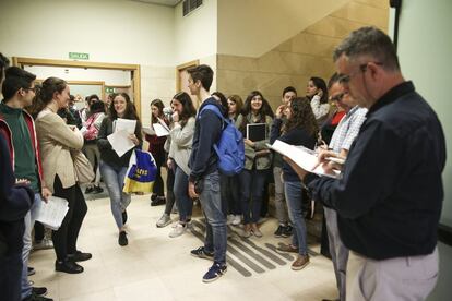 Por otro lado, en el apartado de movimientos literarios, los alumnos que han optado por la opción A de la prueba se les ha requerido que mencionen los aspectos más relevantes del 'Novecentismo y las Vanguardias', con los los aspectos más relevantes de la obra española posterior a 1975 dentro de su contexto histórico.