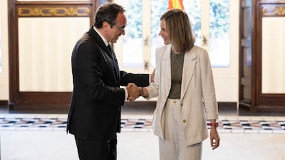 El presidente del Parlament, Josep Rull y la líder de Comuns, Jéssica Albiach, se saludan en el Parlament de Catalunya.