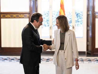El presidente del Parlament, Josep Rull, y la líder de Comuns, Jéssica Albiach, se saludan en el Parlament de Cataluña.