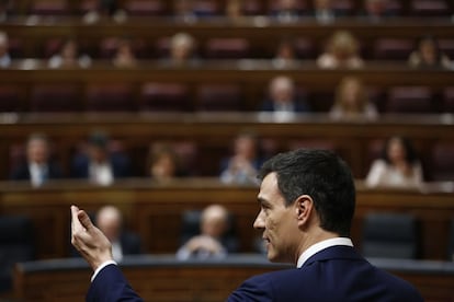 Pedro Sánchez ante los diputados durante su debate de investidura en el Congreso.