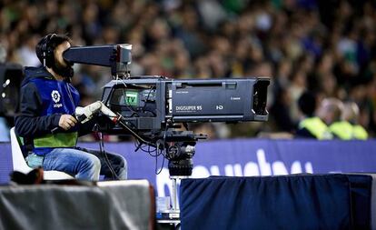 Un cámara graba un partido de fútbol en el estadio Benito Villamarín, en Sevlla.