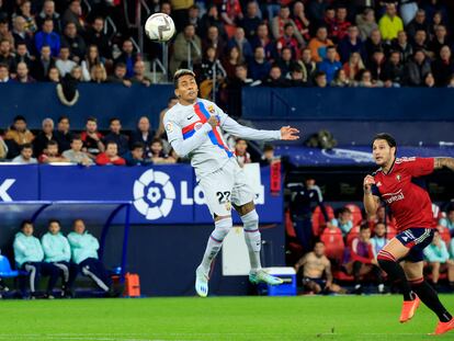 Raphinha anota el segundo gol del Barcelona ante Osasuna en el Sadar este martes.