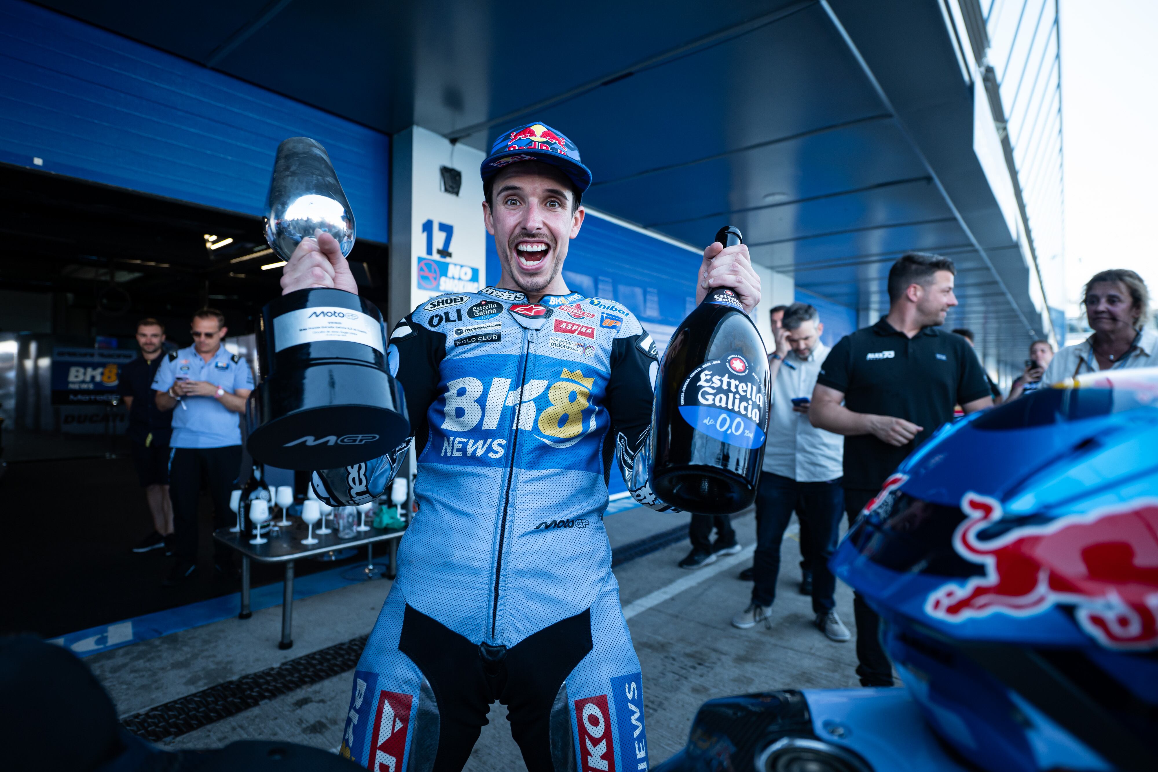 Álex Márquez celebra su victoria en el GP de España a las puertas del box de su equipo en el circuito de Jerez.