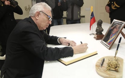 El ministro de Asuntos Exteriores, José Manuel García-Margallo presenta sus condolencias por la muerte de Hugo Chávez, en la residencia del embajador de Venezuela en Madrid.