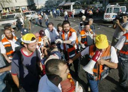 Los servicios médicos evacúan a una de las víctimas del atentado.