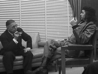 El Che Guevara recibe a Jean Paul Sartre en el Banco Nacional de Cuba en 1960.