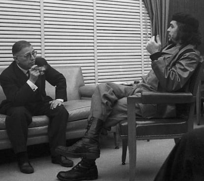 El Che Guevara recibe a Jean Paul Sartre en el Banco Nacional de Cuba en 1960.