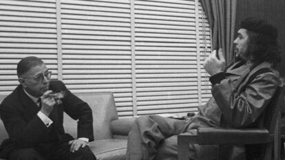 El Che Guevara recibe a Jean Paul Sartre en el Banco Nacional de Cuba en 1960.