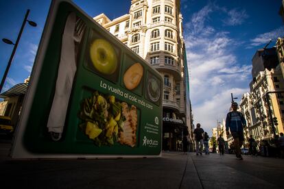 Un cartel de una bandeja comedor gigante en la Plaza Red de San Luis, en el centro de Madrid este miércoles.