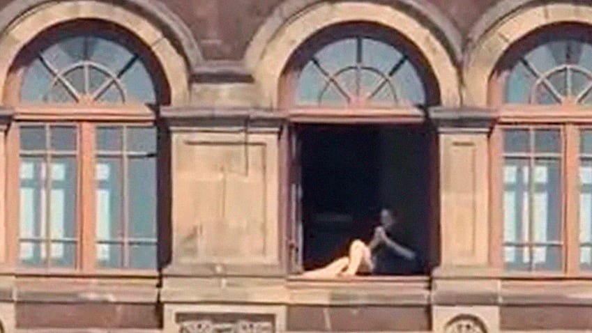 Una mujer tomando el sol sacude las redes: crónica de una polémica en Palacio Nacional