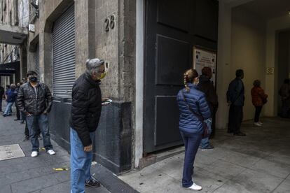 Vecinos esperan poder ingresar a votar a las afueras de una casilla en el Centro Histórico de Ciudad de México.