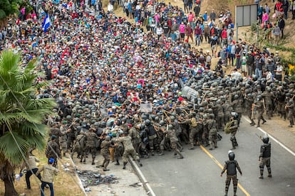 Los años pasan y las condiciones de vida en los pueblos de América Central continúan expulsando a miles de personas cada año hacia Estados Unidos. El pasado, presente y futuro parece ser solo migrar, huir y caminar hacia el Norte, bien sea solo, a manos de traficantes o en caravanas migrantes. En la imagen, policías y militares guatemaltecos golpean y disuelven con gases lacrimógenos la caravana de personas migrantes hondureñas que intentaban cruzar el país durante el 2021.