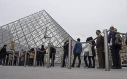Turistas esperan una larga cola para entrar al Museo Louvre en París, Francia. EFE/Archivo