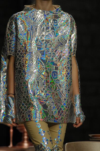 Detalles de brocados irisados en Manish Arora.