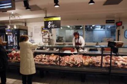 Sección de carnicería en el interior de un l hipermercado en Alcobendas (Madrid). EFE/ Archivo