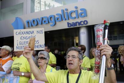 Afectados por las preferentes ante la sede central de Novagalicia.