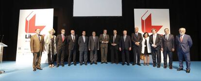 El ministro de Educación, Cultura y Deporte, Íñigo Méndez de Vigo, en el centro de la imagen, en la inauguración institucional de Liber, celebrada ayer, junto a los representantes de las entidades organizadoras.