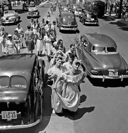 O acervo do IMS está intimamente associado à preservação do arquivo de importantes nomes da fotografia brasileira, como explica a EL PAÍS Sérgio Burgi, coordenador de fotografia do Instituto. É o caso de Marcel Gautherot, francês radicado no Brasil. "Ele foi um dos que fizeram uma imersão no tema do carnaval, fotografando essa festa popular durante anos", comenta Burgi.