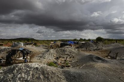 Comuna de Kaya. Mina de Koutoula Yarcé. Vastas extensiones de terreno acaban siendo agujereadas de forma muy peligrosa por el riesgo de hundimiento del frágil subsuelo. Además, son tierras que dejan de ser fértiles y acaban yermas y deshabitadas una vez se ha sobreexplotado el terreno.