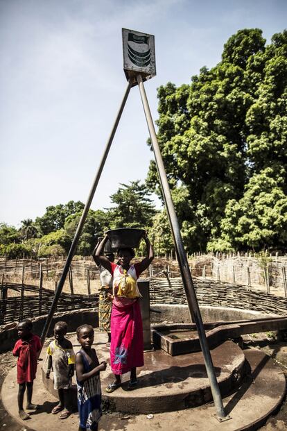 A la falta de saneamiento se suma la privación de agua segura: un 33,% de la población de Guinea-Bisáu no tiene acceso; tasa que sube hasta un 44,6% en zonas no urbanas del país. Son los datos más recientes de la encuesta nacional de indicadores múltiples, de 2020 (MICS-6). Contra esas estadísticas luchan Mussa Sanha y los demás trabajadores de la ONG local ASPAAB. Con el apoyo de la Unión Europea, y en colaboración con otras organizaciones internacionales como ADPPD (Humana) y la portuguesa TESE, cuentan con nueve millones de euros para un proyecto de agua, saneamiento y energía.