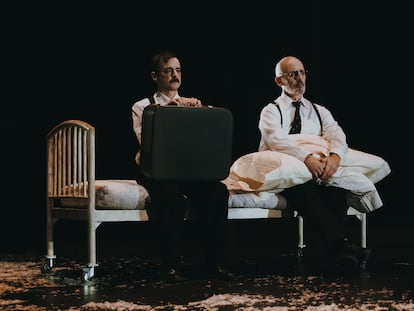 Escena de la obra 'El proceso', en el Teatro María Guerrero. En la imagen los actores Jorge Basanta (izquierda) y Alberto Jiménez (derecha). Fotografía: LUZ SORIA