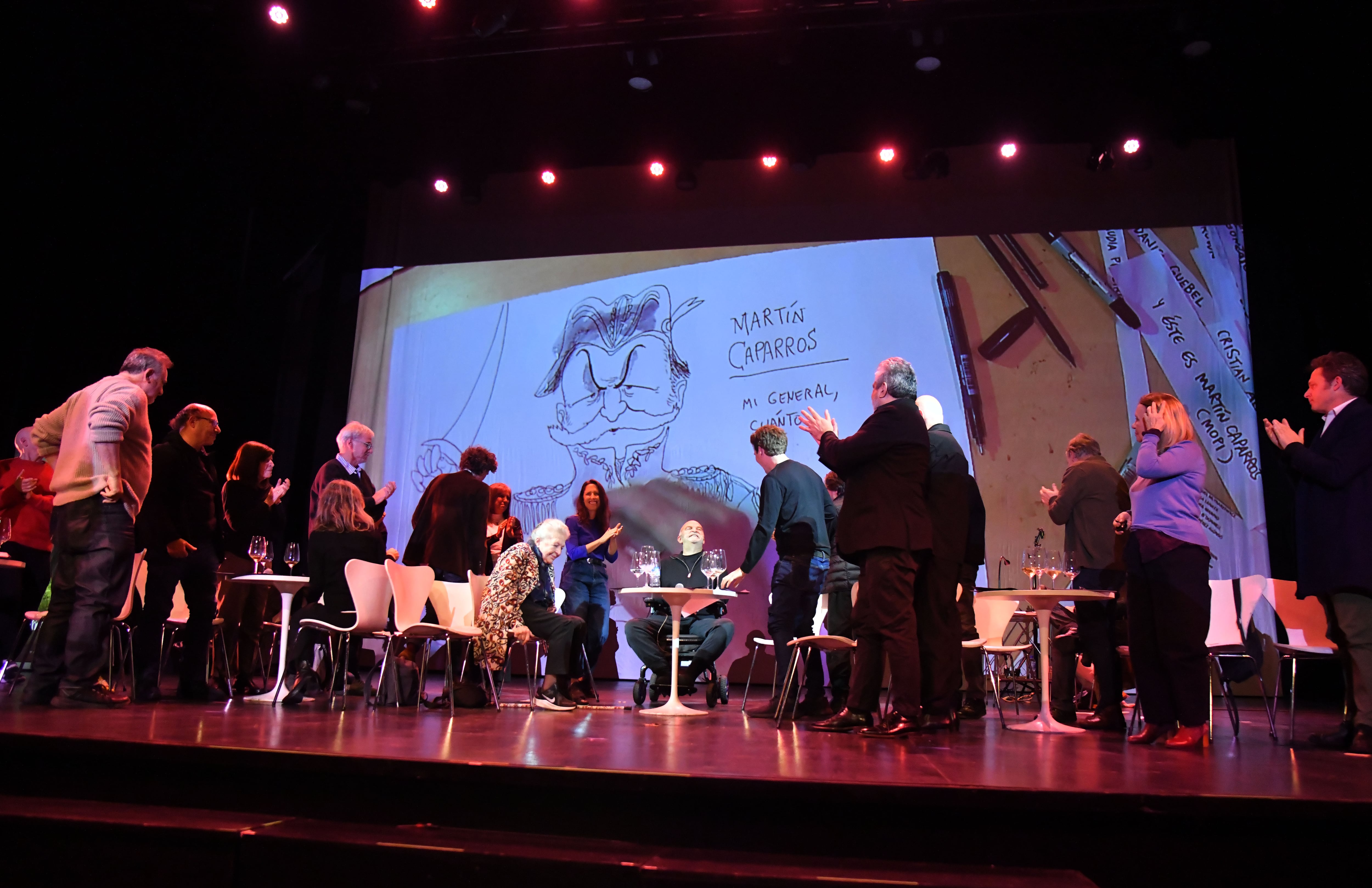 Martín Caparrós rodeado de familiares y amigos, en el Teatro Alvear, el 10 de julio de 2025.