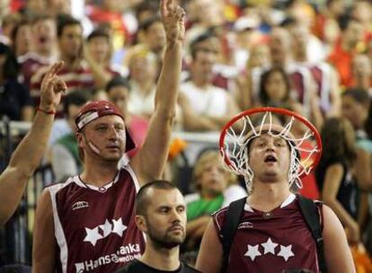 Aficionados letones animan a su selección.