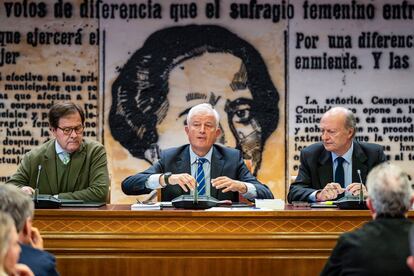 El presidente de la comisión de investigación del Senado sobre el 'caso Koldo', el senador popular Eloy Suárez, flanqueado por el vicepresidente Salvador de Foronda (izquierda) y el letrado Luis de la Peña.