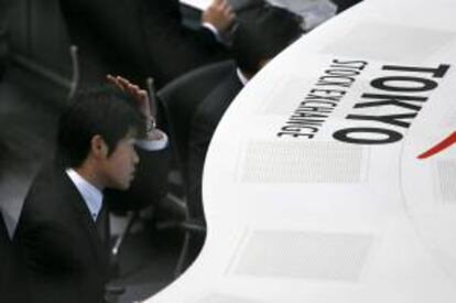 Un joven observa los monitores en la bolsa de Tokio (Japón). EFE/Archivo