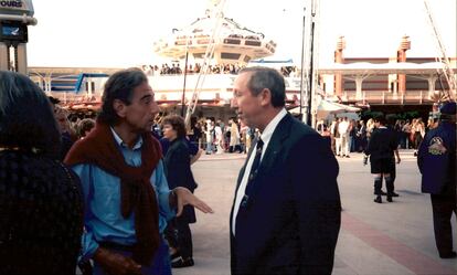 Enrique Stuyck (izquierda) charla con Roy Disney, presidente de la compañía, en Disneyland París, en los años ochenta.