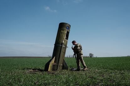Un inspector ucranio examina un misil ruso caído en la localidad de Bohodarove el pasado 25 de abril, en
plena agresión rusa contra Ucrania.