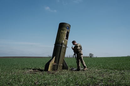 Un inspector ucranio examina un misil ruso caído en la localidad de Bohodarove el pasado 25 de abril, en
plena agresión rusa contra Ucrania.