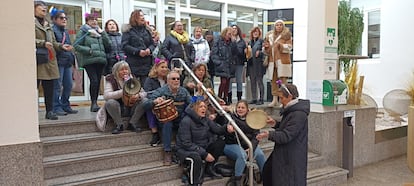 Personal de limpieza se encadena en la sede de la Xunta en Lugo el pasado miércoles, en una imagen cedida.