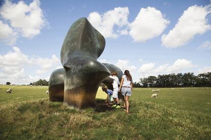 Escultura de Henry Moore en la aldea de Perry Gree, en el condado ingl&eacute;s de Hertfordshire (Reino Unido).