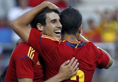 Javi Martínez celebra su gol con Domínguez.