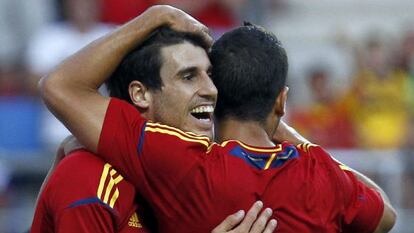 Javi Martínez celebra su gol con Domínguez.