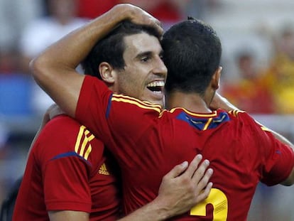 Javi Martínez celebra su gol con Domínguez.